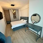 Apartment Black Cat - Infinity &